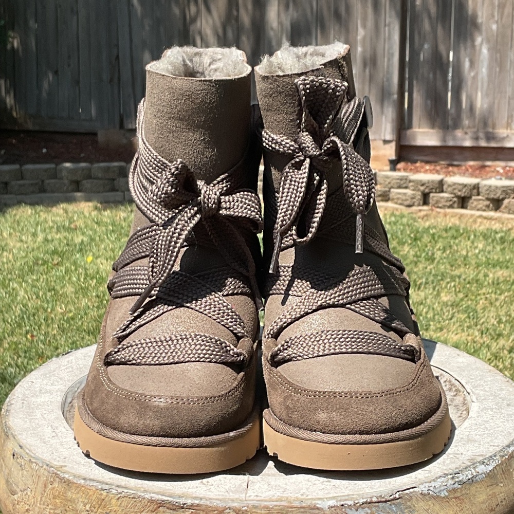 *** NWOT BROWN UGGS FEMME LACE UP SIZE 8 BOOTS ** $30